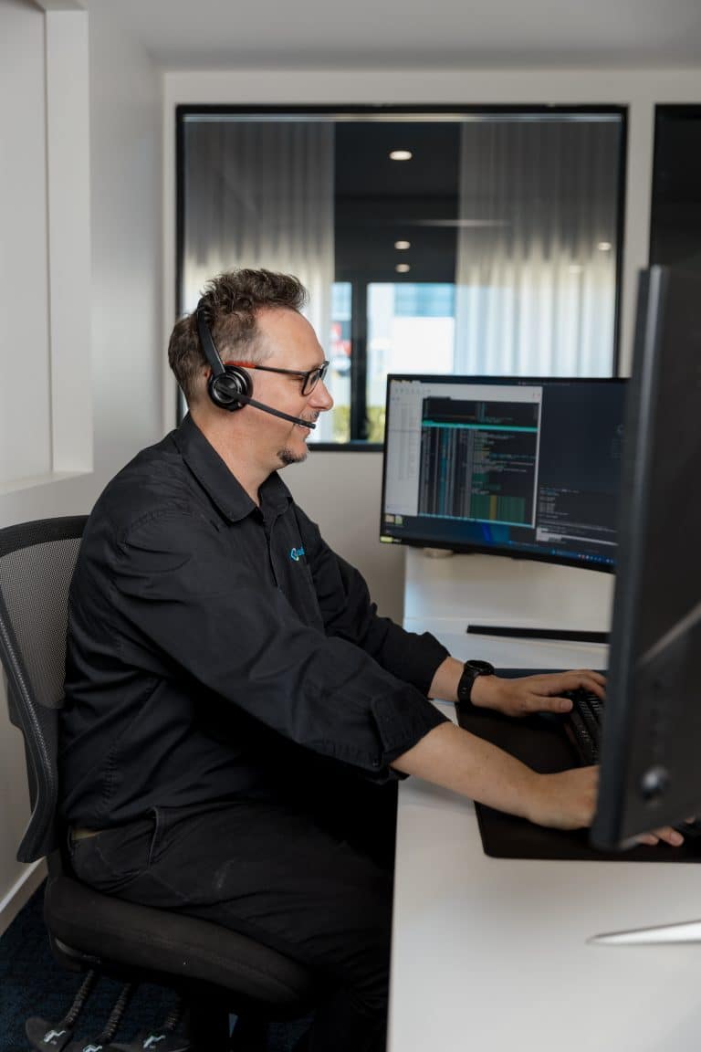 Staff member making a business phone call using the Linkus desktop app